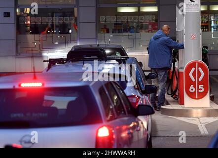 (220307) -- ZAGREB, 7. März 2022 (Xinhua) -- Ein Mann befeuert ein Fahrzeug an einer Tankstelle, da die Kraftstoffpreise am nächsten Tag in Zagreb, Kroatien, am 7. März 2022 steigen werden. (Marko Lukunic/PIXSELL über Xinhua) Stockfoto