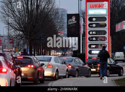 (220307) -- ZAGREB, 7. März 2022 (Xinhua) -- Fahrzeuge stehen an, um eine Tankstelle zu betreten, da die Kraftstoffpreise am nächsten Tag in Zagreb, Kroatien, am 7. März 2022 steigen werden. (Marko Lukunic/PIXSELL über Xinhua) Stockfoto