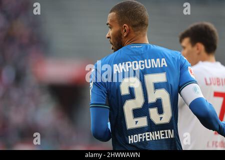 Köln, Deutschland. 06. März 2022. Bundesliga 25. Matchday, 1. FC Köln - TSG Hoffenheim, Kevin Akpoguma (TSG) schaut auf. Quelle: Jürgen Schwarz/Alamy Live News Stockfoto