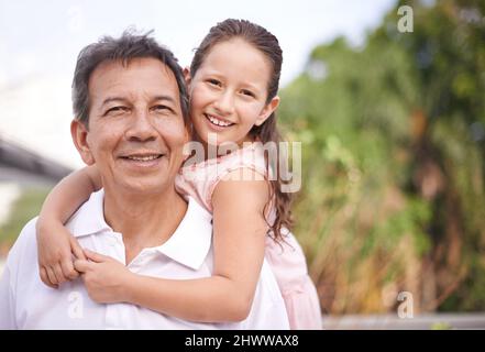 Genießen Sie Zeit mit Großvater. Porträt eines jungen Mädchens und ihres Großvaters, die Zeit miteinander verbringen. Stockfoto