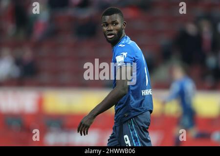 Köln, Deutschland. 06. März 2022. Bundesliga 25. Matchday, 1. FC Köln - TSG Hoffenheim, Ihlas Bebou (TSG) schaut auf. Quelle: Jürgen Schwarz/Alamy Live News Stockfoto