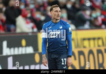 Köln, Deutschland. 06. März 2022. Bundesliga 25. Matchday, 1. FC Köln - TSG Hoffenheim, David Raum (TSG) schaut zu. Quelle: Jürgen Schwarz/Alamy Live News Stockfoto