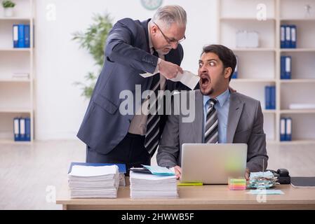 Zwei männliche Buchhalter im Budgetplanungskonzept am Arbeitsplatz Stockfoto