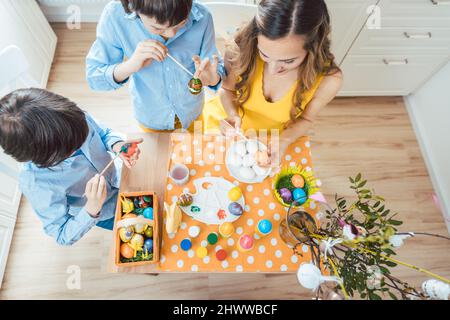 Top-down-Ansicht der Familie Färbung Ostereier Stockfoto