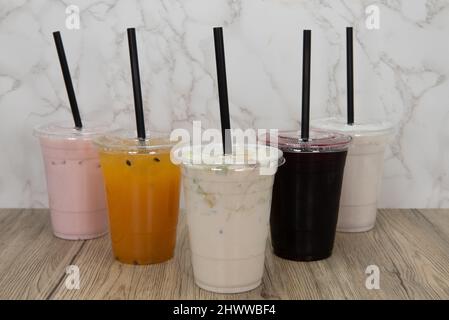 Verschiedene süße Getränke mit Aqua-Frescas-Geschmack in einem Take-Out-Becher, um dink unterwegs zu bestellen. Stockfoto
