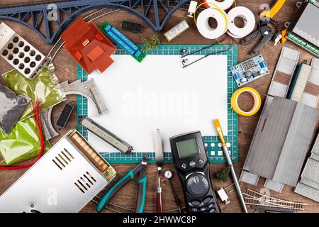 Bau einer Modelleisenbahnanlage. werkbank mit Modelleisenbahnstation Brückengleise kopieren Raum- und Landschaftswerkzeuge. Hobby-Freizeitmaßstab Stockfoto