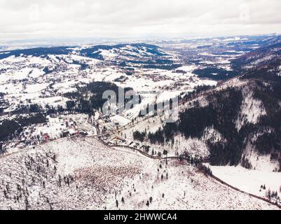 Panoramablick auf die schneebedeckten Gipfel der Heels. Leben mit der Natur Konzept. Hochwertige Fotos Stockfoto