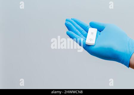 Eigene Hand mit negativem Covid-19-Testergebnis mit SARS CoV-2 Rapid-Antigen-Testkit Stockfoto