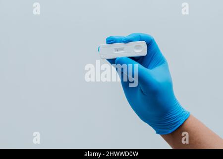 Eigene Hand mit negativem Covid-19-Testergebnis mit SARS CoV-2 Rapid-Antigen-Testkit Stockfoto