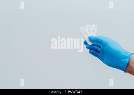 Eigene Hand mit negativem Covid-19-Testergebnis mit SARS CoV-2 Rapid-Antigen-Testkit Stockfoto