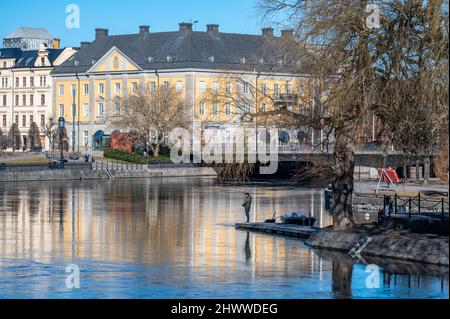 Mann, der im Frühjahr am Motala River in Norrkoping angeln konnte. Norrkoping ist eine historische Industriestadt in Schweden. Stockfoto