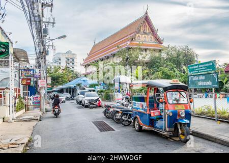 Tuk Tuk auf der Poon Suk Road in Hua hin. Dies ist ein altes Fischerdorf, das zu einem der beliebtesten Reiseziele in Thailand wurde. Stockfoto