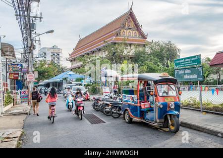 Tuk Tuk auf der Poon Suk Road in Hua hin. Dies ist ein altes Fischerdorf, das zu einem der beliebtesten Reiseziele in Thailand wurde. Stockfoto