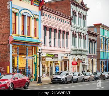 Viktorianische Gebäude entlang des Einkaufsviertels an der Yates Street in der Innenstadt von Victoria BC, Vancouver Island, Kanada. Stockfoto