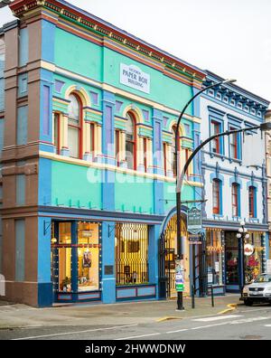 Viktorianische Gebäude entlang des Einkaufsviertels an der Yates Street in der Innenstadt von Victoria BC, Vancouver Island, Kanada. Stockfoto