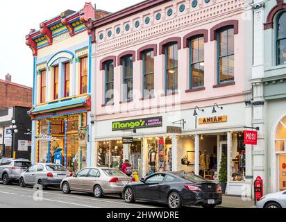 Viktorianische Gebäude entlang des Einkaufsviertels an der Yates Street in der Innenstadt von Victoria BC, Vancouver Island, Kanada. Stockfoto