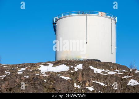 Helsinki / Finnland - 26. FEBRUAR 2022: Nahaufnahme eines verlassenen Ölbehälters, der auf einem Granithügel steht Stockfoto