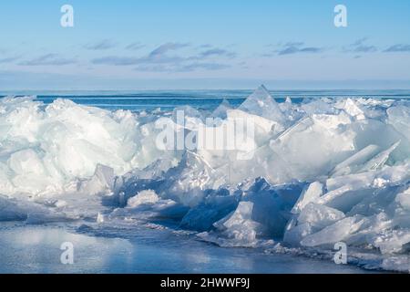 Natürlich angehäuftes Eis am Ufer des Lake Superior, in der Nähe von zwei Häfen, Minnesota, USA, von Dominique Braud/Dembinsky Photo Assoc Stockfoto