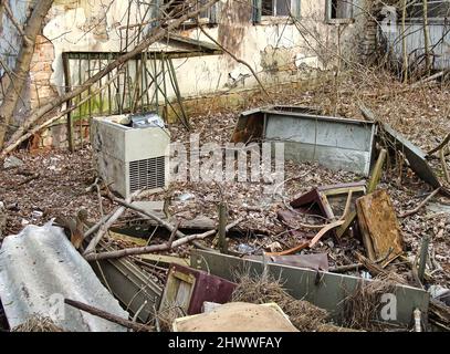 Ein beunruhigender Blick auf die Überreste der „radioaktiven“ Strukturen der Geisterstadt Pripyat, in der der berühmte Atomunfall von Tschernobyl stattfand Stockfoto