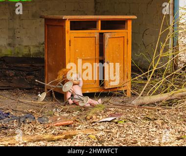 Ein beunruhigender Blick auf die Überreste der „radioaktiven“ Strukturen der Geisterstadt Pripyat, in der der berühmte Atomunfall von Tschernobyl stattfand Stockfoto