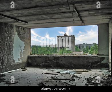 Ein beunruhigender Blick auf die Überreste der „radioaktiven“ Strukturen der Geisterstadt Pripyat, in der der berühmte Atomunfall von Tschernobyl stattfand Stockfoto