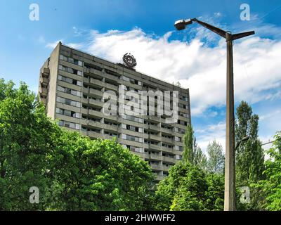 Ein beunruhigender Blick auf die Überreste der „radioaktiven“ Strukturen der Geisterstadt Pripyat, in der der berühmte Atomunfall von Tschernobyl stattfand Stockfoto