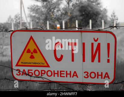 Schild mit Hinweis auf die Gefahr der Radioaktivität in der Stadt Pripyat, wo im Jahr 1986 der berühmte Reaktorunfall von Tschernobyl stattfand Stockfoto