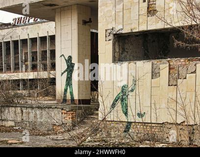 Ein beunruhigender Blick auf die Überreste der „radioaktiven“ Strukturen der Geisterstadt Pripyat, in der der berühmte Atomunfall von Tschernobyl stattfand Stockfoto