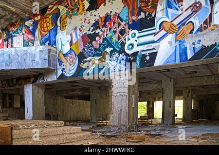 Ein beunruhigender Blick auf die Überreste der „radioaktiven“ Strukturen der Geisterstadt Pripyat, in der der berühmte Atomunfall von Tschernobyl stattfand Stockfoto