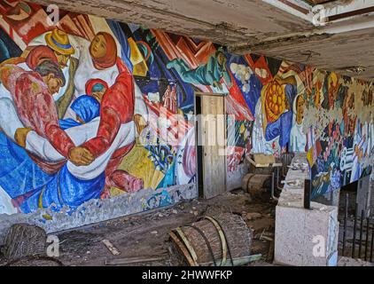 Ein beunruhigender Blick auf die Überreste der „radioaktiven“ Strukturen der Geisterstadt Pripyat, in der der berühmte Atomunfall von Tschernobyl stattfand Stockfoto