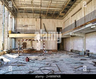 Ein beunruhigender Blick auf die Überreste der „radioaktiven“ Strukturen der Geisterstadt Pripyat, in der der berühmte Atomunfall von Tschernobyl stattfand Stockfoto