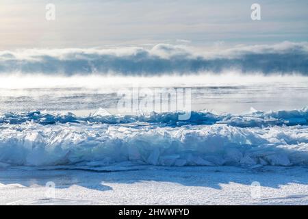 Natürlich angehäuftes Eis am Ufer des Lake Superior, in der Nähe von zwei Häfen, Minnesota, USA, von Dominique Braud/Dembinsky Photo Assoc Stockfoto