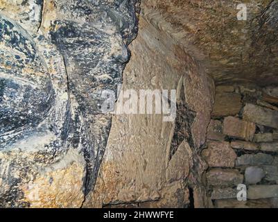 Skulpturen an den Wänden der Katakomben von Odessa im „Museum of Partisan Glory“, das für sowjetische Partisanen den Zweiten Weltkrieg verheimlicht Stockfoto