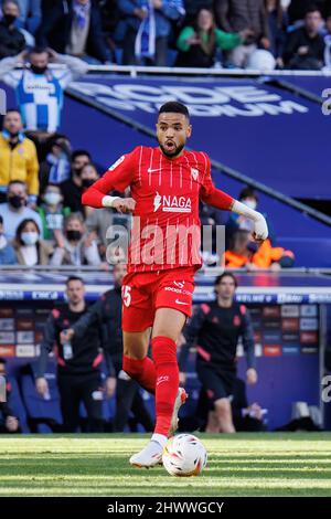 BARCELONA - 20. FEBRUAR: Youssef en-Nesyri in Aktion beim Spiel der La Liga zwischen RCD Espanyol und dem FC Sevilla am 20. Februar 2022 in B im RCDE-Stadion Stockfoto