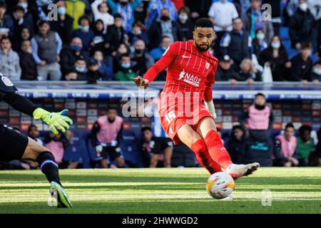 BARCELONA - 20. FEBRUAR: Youssef en-Nesyri in Aktion beim Spiel der La Liga zwischen RCD Espanyol und dem FC Sevilla am 20. Februar 2022 in B im RCDE-Stadion Stockfoto