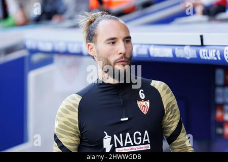 BARCELONA - 20. FEBRUAR: Nemanja Gudelj sitzt während des La Liga-Spiels zwischen RCD Espanyol und dem FC Sevilla am 20. Februar im RCDE-Stadion auf der Bank. Stockfoto