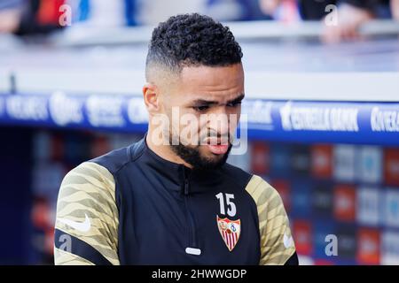 BARCELONA - FEB 20: Youssef en-Nesyri sitzt während des La Liga-Spiels zwischen RCD Espanyol und dem FC Sevilla am 2. Februar im RCDE-Stadion auf der Bank Stockfoto