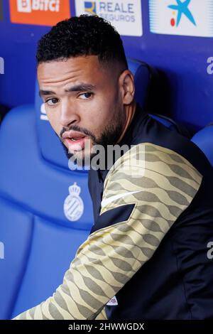 BARCELONA - FEB 20: Youssef en-Nesyri sitzt während des La Liga-Spiels zwischen RCD Espanyol und dem FC Sevilla am 2. Februar im RCDE-Stadion auf der Bank Stockfoto