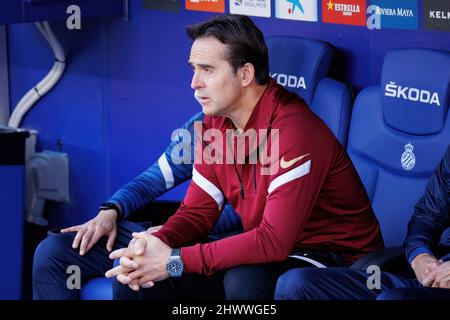 BARCELONA - 20. FEB: Der Manager Julen Lopetegui sitzt während des La Liga-Spiels zwischen RCD Espanyol und dem FC Sevilla im RCDE-Stadion auf der Bank Stockfoto