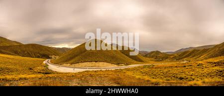 Ein breiter Panoramablick auf die Autobahn vom Gipfel des Lindis Passes Stockfoto