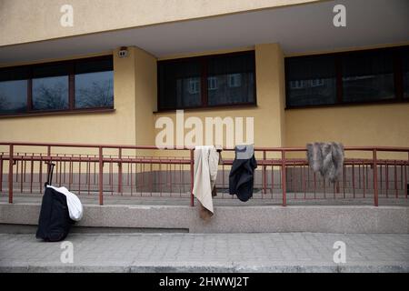 Przemysl, Polen. 07. März 2022. Nach dem Einsteigen in den Zug am Bahnhof Przemysl werden Decken und Jacken am Handlauf zurückgelassen.Fast 1 Millionen Ukrainer sind aufgrund der russischen Invasion aus ihrem Land nach Polen geflohen, wie die jüngsten Zahlen des UNHCR (Hochkommissar der Vereinten Nationen für Flüchtlinge) zeigen. Kredit: SOPA Images Limited/Alamy Live Nachrichten Stockfoto