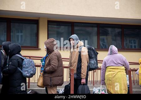 Am Bahnhof Przemysl mussten sich die Menschen anstellen, um in den Zug zurück in die Ukraine zu fahren.Fast 1 Millionen Ukrainer sind aufgrund der russischen Invasion aus ihrem Land nach Polen geflohen, wie die jüngsten Zahlen des UNHCR (Hochkommissar der Vereinten Nationen für Flüchtlinge) zeigen. (Foto von Hesther Ng/SOPA Images/Sipa USA) Quelle: SIPA USA/Alamy Live News Stockfoto