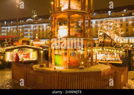 Riesige Pyramide auf dem Striezelmarkt, Dresden Sachsen, Deutschland Stockfoto