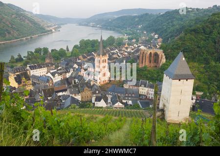 Überblick über Bacharach und die umliegenden Weinberge, Rheinland-Pfalz, Deutschland Stockfoto