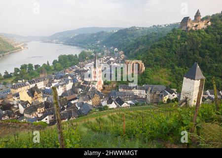 Überblick über Bacharach und die umliegenden Weinberge, Rheinland-Pfalz, Deutschland Stockfoto