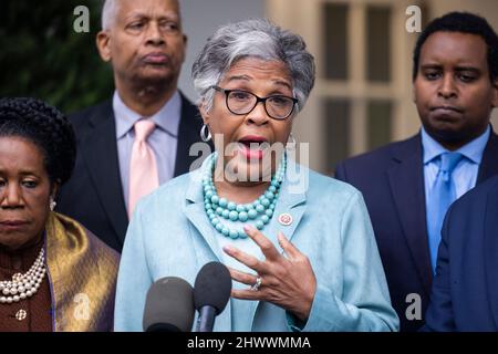 Washington, DC, USA. 07. März 2022. Die demokratische Kongressabgeordnete aus Ohio und Vorsitzende des Black Caucus (CBC) im Kongress, Joyce Beatty, umgeben von anderen CBC-Mitgliedern, spricht nach einem Treffen mit US-Präsident Joe Biden und seinen Beratern vor dem Weißen Haus in Washington, DC, USA, am 07. März 2022 mit den Medien. Quelle: Jim LoScalzo/Pool via CNP/dpa/Alamy Live News Stockfoto