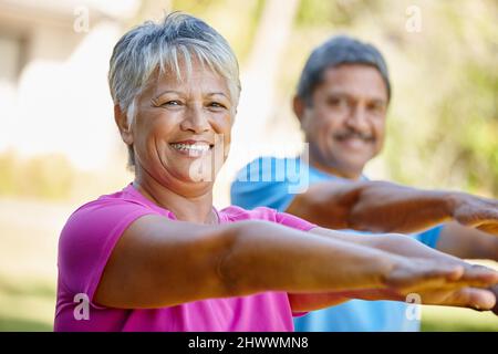 Leben mit Vitalität. Porträt eines reifen Paares, das gemeinsam in ihrem Hinterhof trainiert. Stockfoto