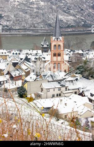 Überblick über Bacharach und die umliegenden Weinberge im Winter, Rheinland-Pfalz, Deutschland Stockfoto