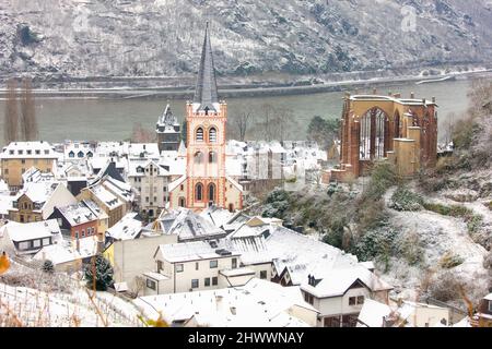 Überblick über Bacharach und die umliegenden Weinberge im Winter, Rheinland-Pfalz, Deutschland Stockfoto