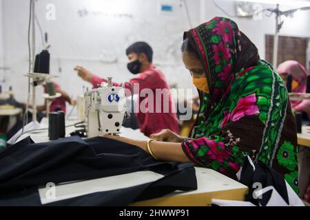 Kleidungsstück Arbeitnehmer bei der Arbeit in der Produktion innerhalb einer Textilfabrik in Bangladesch. Stockfoto